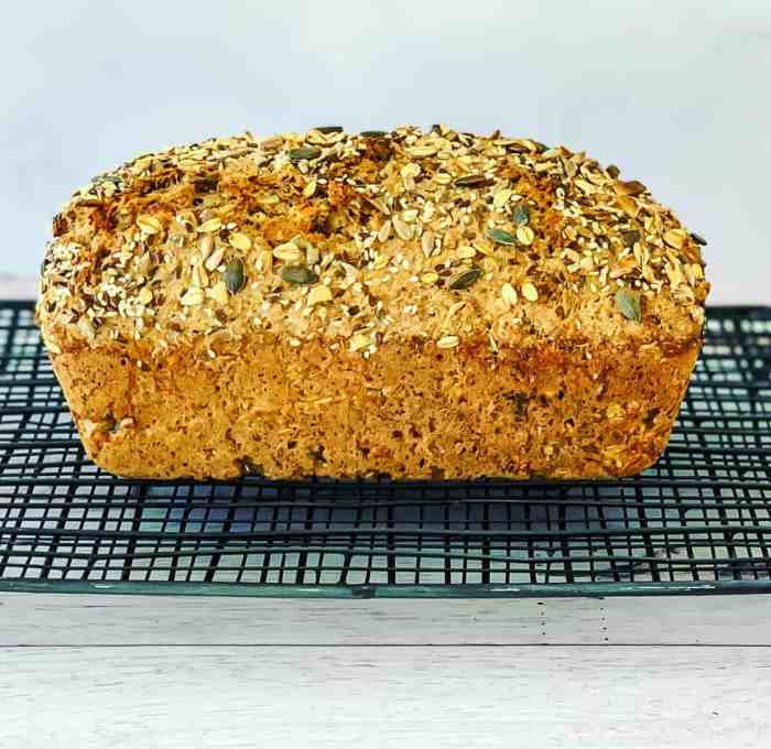 Bread with seeds and oats