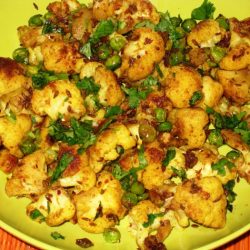 Cauliflower peas curry