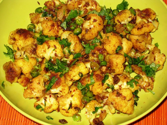 Cauliflower peas curry