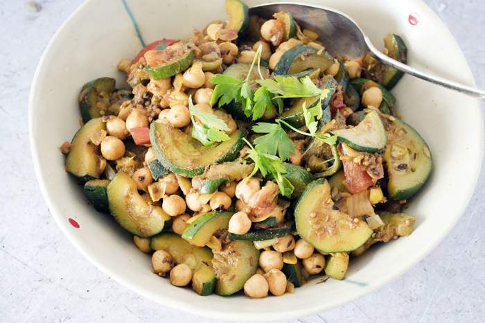 Courgette and chickpea curry