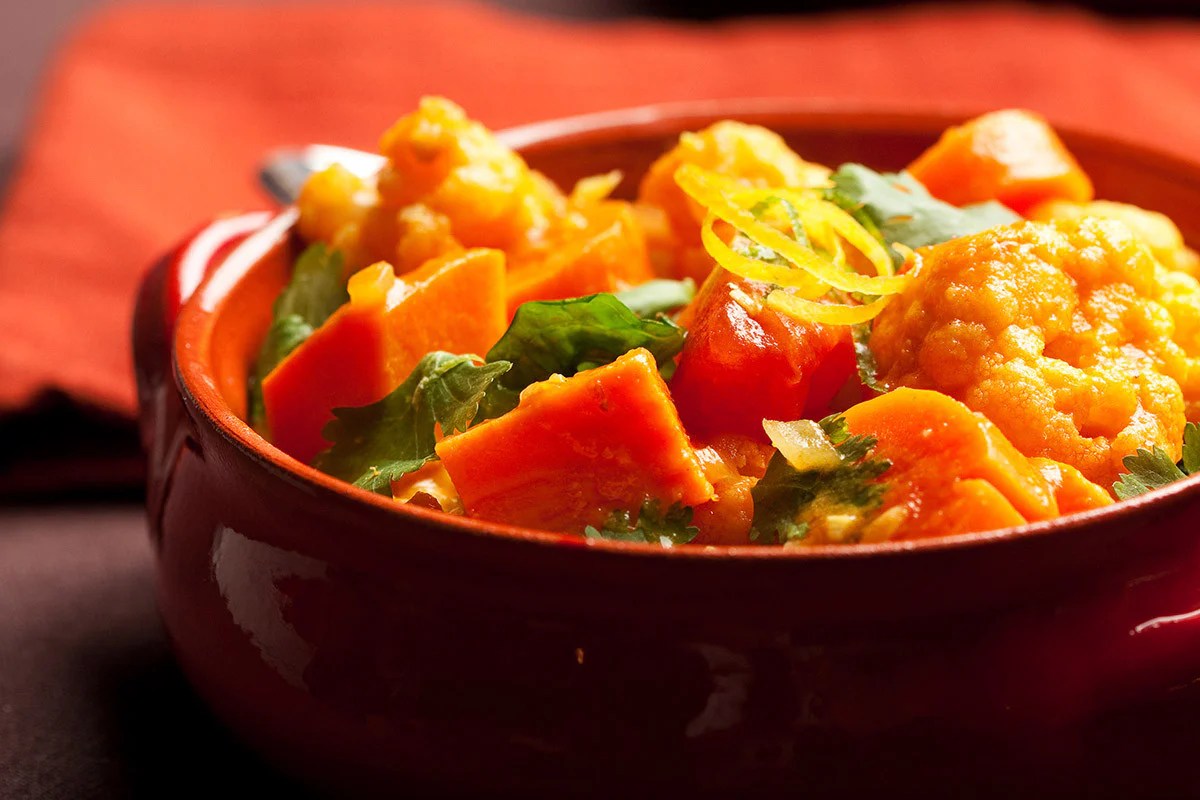 Slow cooker vegetable curry recipe with sweet potato & chickpeas